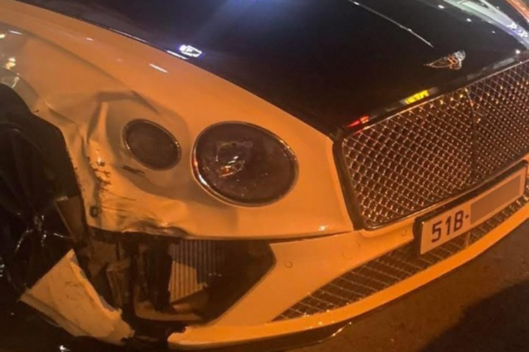 Được biết, chiếc Bentley Continental GT siêu sang gặp nạn này thuộc sở hữu của diễn viên Huỳnh Trấn Thành (MC Trấn Thành). Anh thường xuất hiện tại các sự kiện với hình ảnh cầm lái chiếc Bentley 2 màu đặc biệt này.