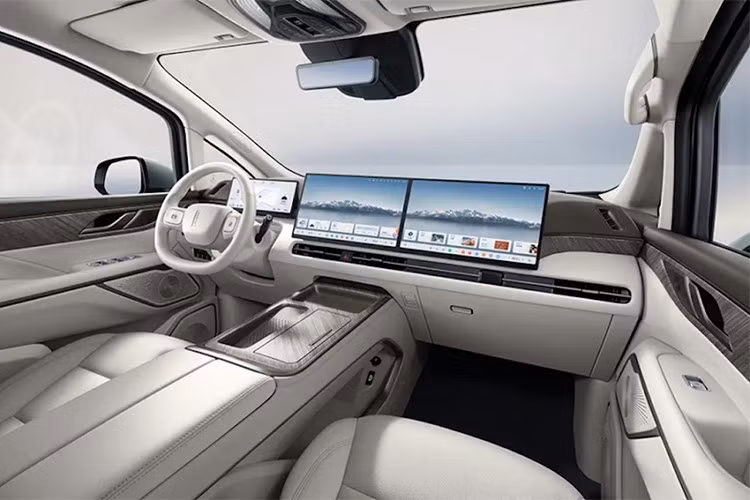 Bên trong, xe sở hữu cabin với màn hình kép 2.5K 15,6 inch, đi kèm cụm đồng hồ kỹ thuật số 12,3 inch và màn hình hiển thị thông tin trên kính chắn gió (HUD) 26 inch. Nội thất được thiết kế theo kiểu 2+2+3 đạt 7 chỗ ngồi, với hàng ghế thứ hai có ghế độc lập với chức năng chỉnh điện, thông gió và sưởi ấm. Gói ghế massage không trọng lực tùy chọn cũng có sẵn để tăng cường sự thoải mái.