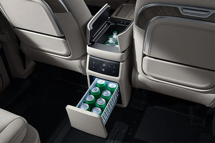 Các cảm biến bao gồm; 2 camera trước 8 megapixel, 1 cảm biến LiDAR 128 dòng, 3 radar sóng milimet, 12 radar siêu âm, 4 camera quan sát xung quanh, 4 camera quan sát bên hông và 1 camera quan sát phía sau. Tất cả dữ liệu này được xử lý bởi chip Nvidia Orin X.