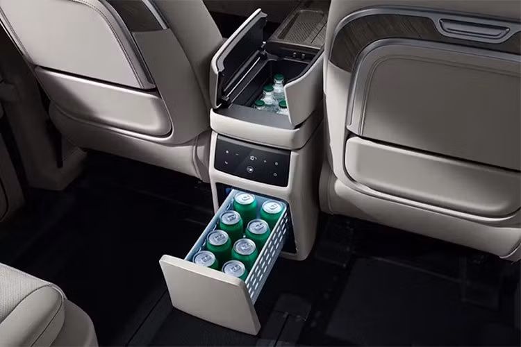 Các cảm biến bao gồm; 2 camera trước 8 megapixel, 1 cảm biến LiDAR 128 dòng, 3 radar sóng milimet, 12 radar siêu âm, 4 camera quan sát xung quanh, 4 camera quan sát bên hông và 1 camera quan sát phía sau. Tất cả dữ liệu này được xử lý bởi chip Nvidia Orin X.