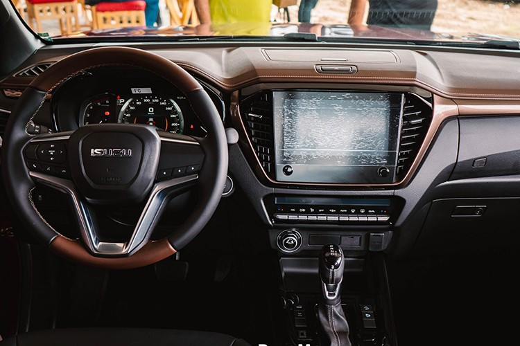 Khác biệt lớn nhất của phiên bản Commercial nằm ở danh sách trang bị cao cấp vốn hiếm thấy trên một mẫu xe tải thương mại: Màn hình giải trí trung tâm 9 inch; cụm đồng hồ kỹ thuật số 7 inch...