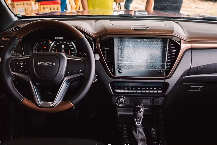 Khác biệt lớn nhất của phiên bản Commercial nằm ở danh sách trang bị cao cấp vốn hiếm thấy trên một mẫu xe tải thương mại: Màn hình giải trí trung tâm 9 inch; cụm đồng hồ kỹ thuật số 7 inch...