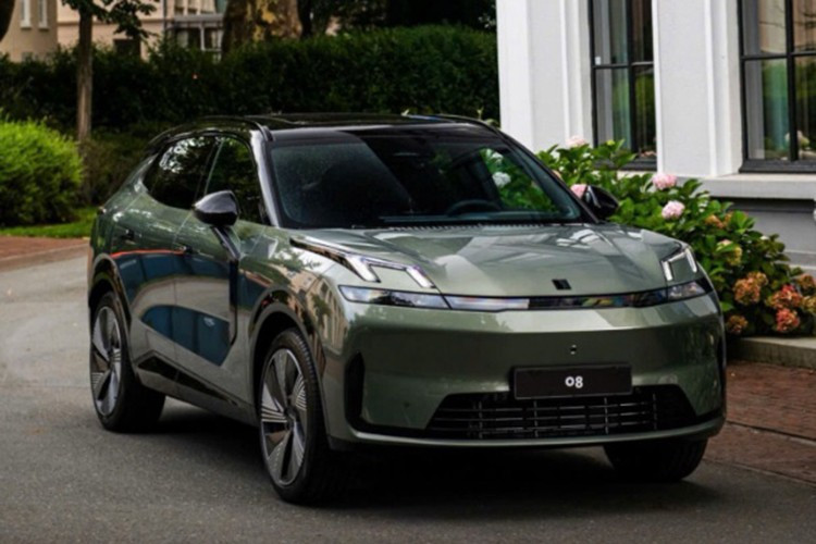 Theo thông tin từ đại lý, lô xe Lynk &amp; Co 08 đầu tiên đã cập cảng từ tháng 6/2025, phục vụ công tác thử nghiệm, kiểm định và chuẩn bị trưng bày tại hệ thống showroom trên toàn quốc. Ban đầu, sự kiện ra mắt dự kiến diễn ra vào giữa tháng 10 nhưng được dời sang cuối tháng để hoàn thiện khâu tổ chức.