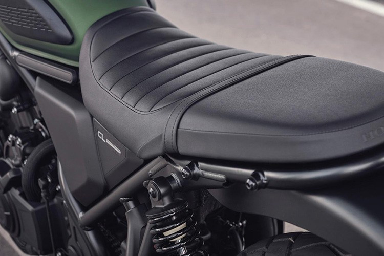 Yên xe dạng thon dài được trang bị lớp đệm mới, hỗ trợ tốt hơn cho người lái. Hệ thống treo được đảm bảo bằng phuộc ống lồng bọc cao su phía trước với hành trình 150 mm và giảm xóc lò xo phía sau có hành trình 145 mm, mang lại khả năng vận hành êm ái trên mọi cung đường. Xe lăn bánh trên bộ vành đúc với kích thước 19 inch cho bánh trước và 17 inch cho bánh sau, sử dụng lốp không săm.