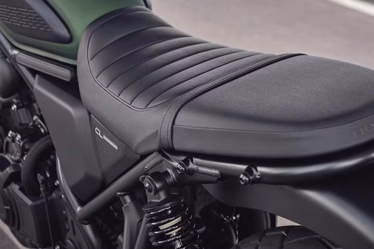 Yên xe dạng thon dài được trang bị lớp đệm mới, hỗ trợ tốt hơn cho người lái. Hệ thống treo được đảm bảo bằng phuộc ống lồng bọc cao su phía trước với hành trình 150 mm và giảm xóc lò xo phía sau có hành trình 145 mm, mang lại khả năng vận hành êm ái trên mọi cung đường. Xe lăn bánh trên bộ vành đúc với kích thước 19 inch cho bánh trước và 17 inch cho bánh sau, sử dụng lốp không săm.