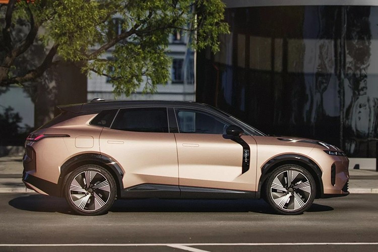 Xe nặng gần 2 tấn nhưng vẫn đạt khả năng tăng tốc 0-100 km/h trong 6,7 giây. Theo công bố, mức tiêu hao nhiên liệu của xe chỉ 1,3 lít/100 km, quãng đường di chuyển lên tới 1.400 km với bình xăng đầy, thậm chí có thử nghiệm đạt hơn 1.800 km. Nếu chạy thuần điện, xe có thể đi tối đa 200 km.