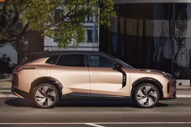 Xe nặng gần 2 tấn nhưng vẫn đạt khả năng tăng tốc 0-100 km/h trong 6,7 giây. Theo công bố, mức tiêu hao nhiên liệu của xe chỉ 1,3 lít/100 km, quãng đường di chuyển lên tới 1.400 km với bình xăng đầy, thậm chí có thử nghiệm đạt hơn 1.800 km. Nếu chạy thuần điện, xe có thể đi tối đa 200 km.