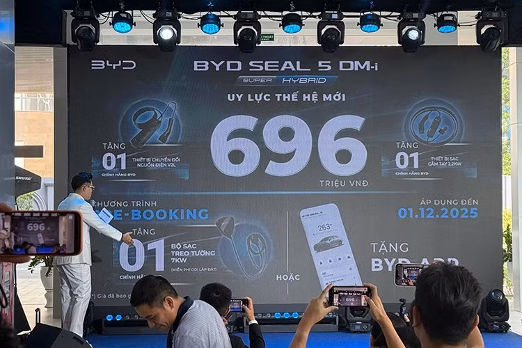 Ngoài ra, BYD SEAL 5 còn được trang bị đến 16 hệ thống an toàn tiên tiến như kiểm soát thân xe chủ động (VDC), phanh điện tử thông minh (IPB), chống tăng tốc ngoài ý muốn (BOS), kiểm soát hành trình (CC), giám sát áp suất lốp (TPMS),...