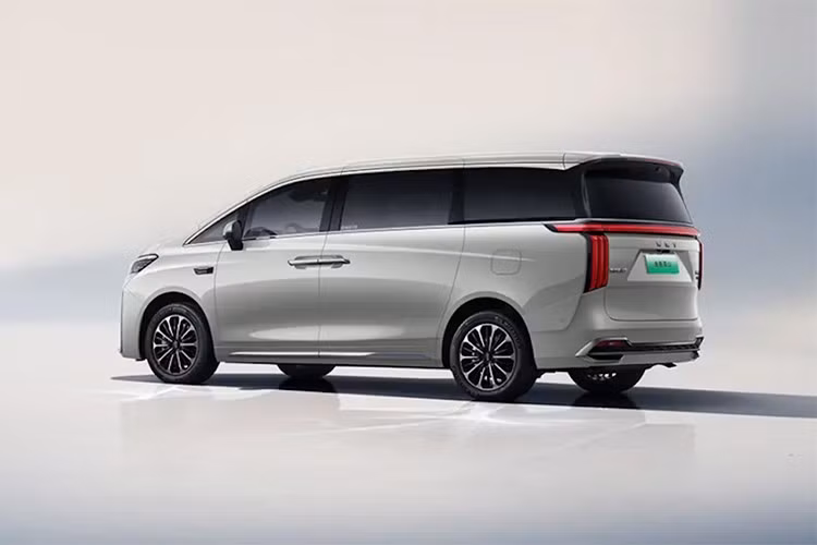 Gaoshan 7 thể hiện ngôn ngữ thiết kế mới nhất của Wey với lưới tản nhiệt thác nước mạ crôm có nhiều nan dọc và kín hơn trước, liền mạch với đèn pha. Xe sở hữu các hốc gió nổi bật với viền mạ crôm.