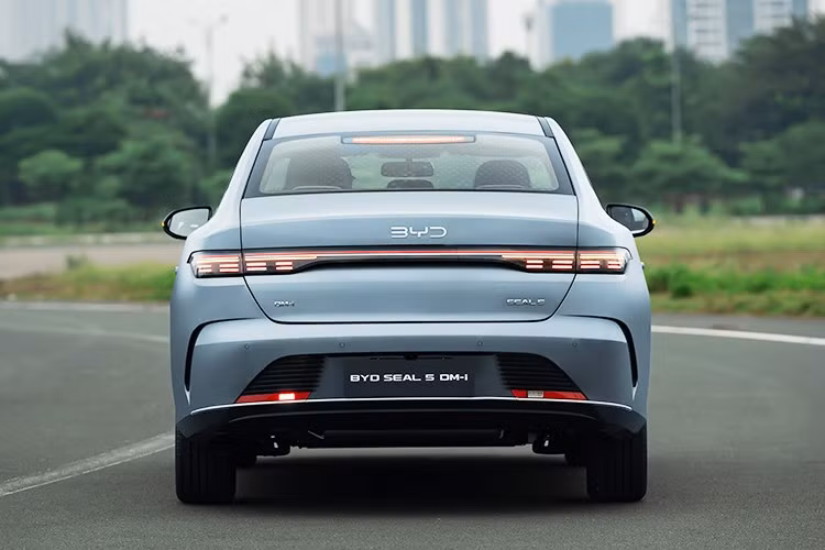 BYD SEAL 5 được phân phối tại thị trường Việt Nam với 3 tùy chọn màu sắc Xám Atlantis Grey, Trắng Snow White và Đen Cosmos Black, giá bán từ 696 triệu đồng.