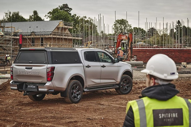 Ngoại thất xe vẫn giữ nét khỏe khoắn đặc trưng với cụm đèn pha Bi-LED, các chi tiết màu xám đậm và mâm hợp kim 18 inch. Tuy nhiên, điểm khác biệt đến từ phần thùng xe được trang bị thêm mui che nhẹ và lót thùng tiêu chuẩn, đi kèm móc kéo — những trang bị thiết yếu cho nhu cầu chuyên chở hàng hóa.