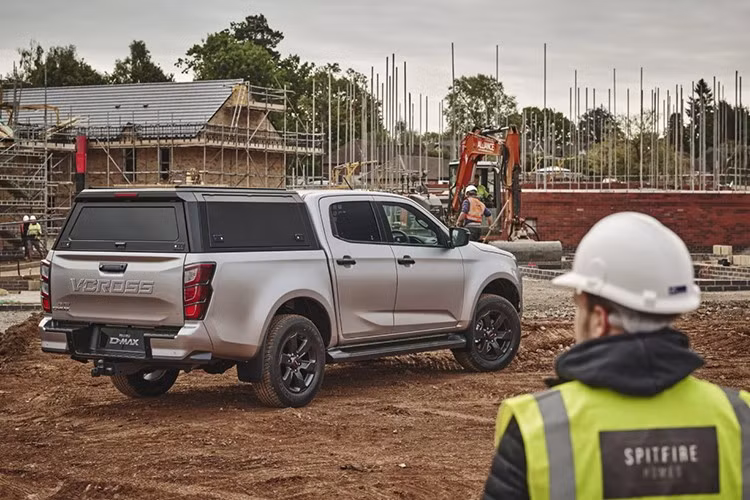 Ngoại thất xe vẫn giữ nét khỏe khoắn đặc trưng với cụm đèn pha Bi-LED, các chi tiết màu xám đậm và mâm hợp kim 18 inch. Tuy nhiên, điểm khác biệt đến từ phần thùng xe được trang bị thêm mui che nhẹ và lót thùng tiêu chuẩn, đi kèm móc kéo — những trang bị thiết yếu cho nhu cầu chuyên chở hàng hóa.