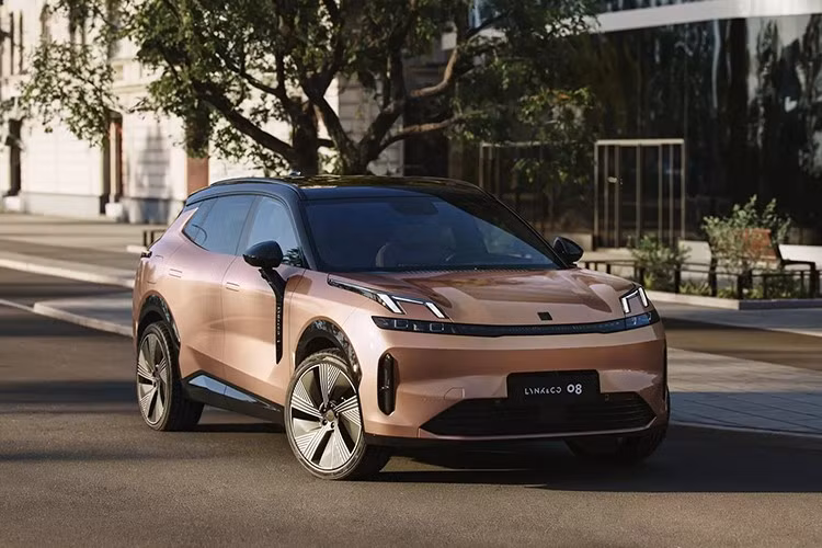 Sự xuất hiện của Lynk &amp; Co 08 EM-P đánh dấu bước đi mới của thương hiệu Trung Quốc này tại thị trường Việt Nam, mở đầu cho chiến lược mở rộng sang phân khúc xe điện hóa cao cấp trong giai đoạn 2025 - 2026.