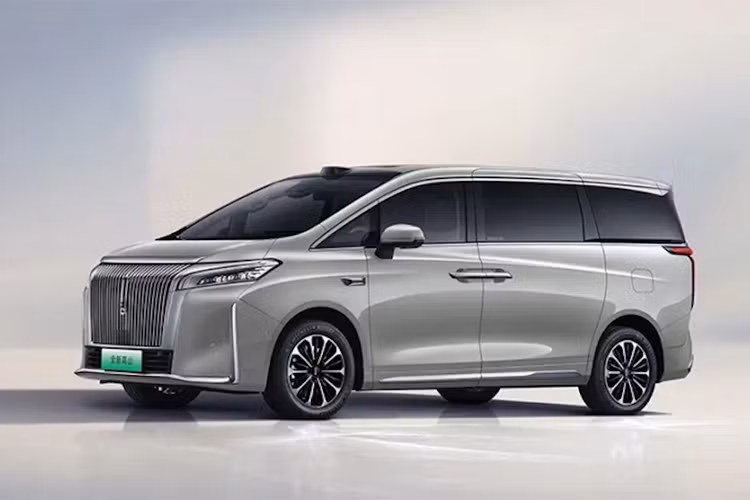 Wey, thương hiệu xe cao cấp thuộc Great Wall Motor , đã chính thức ra mắt mẫu xe MPV mới nhất của mình, Gaoshan 7, với mức giá 285.800 nhân dân tệ (khoảng 1,056 tỷ đồng). Bản nâng cấp này được làm mới về ngoại hình và trang bị hệ thống hỗ trợ lái xe thông minh Coffee Pilot Ultra.