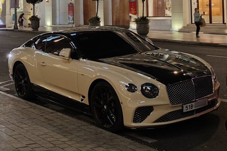 Chiếc Bentley Continental GT của nam diễn viên, MC nổi tiếng thuộc phiên bản V8, nhập khẩu thông qua đại lý chính hãng. Giá xe ở mức hơn 20 tỷ đồng chưa gồm các tùy chọn mua thêm. Đây là phiên bản được nhiều đại gia lựa chọn, do giá bán rẻ hơn bản W12 khoảng 10 tỷ đồng.