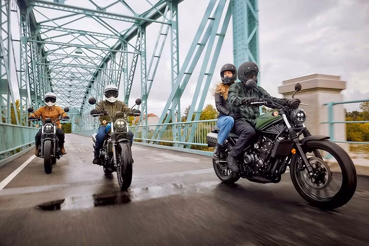 Với phong cách cổ điển đặc trưng, CL Street 2025 phù hợp hoàn hảo cho việc di chuyển hàng ngày, những chuyến du lịch cuối tuần hoặc off-road nhẹ, trở thành tâm điểm nổi bật trên đường phố.