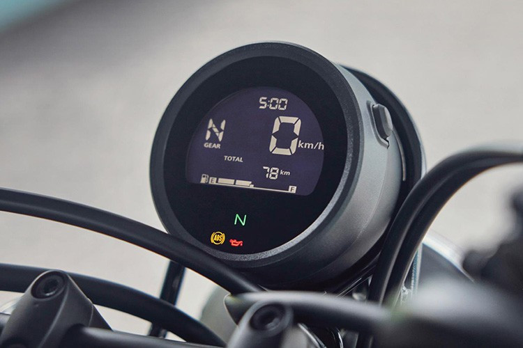 CL Street 2025 còn được trang bị bảng đồng hồ LCD sắc nét, hiển thị nhiều thông tin cơ bản hỗ trợ người lái như tốc độ, vị trí số, quãng đường đã đi và mức nhiên liệu còn lại. Ghi-đông cũng được điều chỉnh lại góc độ, kết hợp với các cục giảm chấn giúp giảm mỏi khi lái và mang đến khả năng kiểm soát tuyệt vời.