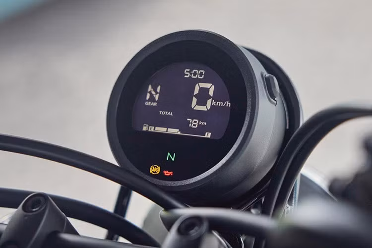 CL Street 2025 còn được trang bị bảng đồng hồ LCD sắc nét, hiển thị nhiều thông tin cơ bản hỗ trợ người lái như tốc độ, vị trí số, quãng đường đã đi và mức nhiên liệu còn lại. Ghi-đông cũng được điều chỉnh lại góc độ, kết hợp với các cục giảm chấn giúp giảm mỏi khi lái và mang đến khả năng kiểm soát tuyệt vời.