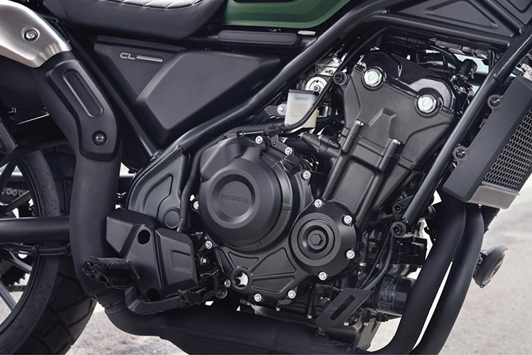 Honda CL Street 2025 sử dụng khối động cơ hai xi-lanh song song (Parallel-twin) với dung tích 471 phân khối, làm mát bằng dung dịch, công suất 45 mã lực tại 8.500 vòng/phút và mô-men xoắn cực đại 43.3 Nm tại 6.000 vòng/phút. Hộp số là loại côn tay 6 cấp, mang đến trải nghiệm lái thú vị cho người sử dụng.