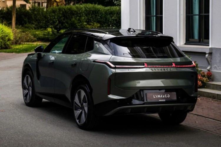 Lynk &amp; Co 08 được định vị ở phân khúc SUV hạng D, hướng tới nhóm khách hàng tìm kiếm một mẫu xe năng động, sang trọng và thân thiện với môi trường. Xe dự kiến được phân phối với hai phiên bản, cùng giá bán tạm tính từ 1,4 - 1,5 tỷ đồng.