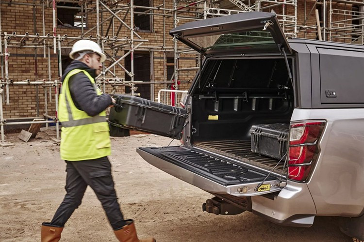 Ngoài ra, xe còn có hệ thống âm thanh 8 loa; ghế da, ghế trước có sưởi; điều hòa hai vùng tự động; chế độ vận hành địa hình Rough Terrain; gói an toàn chủ động ADAS.