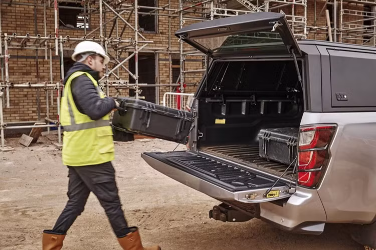 Ngoài ra, xe còn có hệ thống âm thanh 8 loa; ghế da, ghế trước có sưởi; điều hòa hai vùng tự động; chế độ vận hành địa hình Rough Terrain; gói an toàn chủ động ADAS.