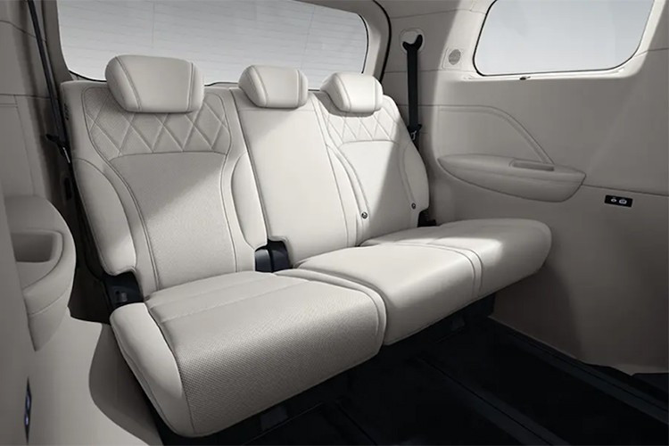 Xe cũng được trang bị hệ thống Coffee Pilot Ultra, hỗ trợ khả năng lái tự động (NOA) trên đường cao tốc và đô thị, cùng với hỗ trợ đỗ xe thông minh. Gaoshan 7 mới được trang bị bộ cảm biến toàn diện gồm 27 cảm biến.