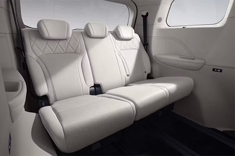 Xe cũng được trang bị hệ thống Coffee Pilot Ultra, hỗ trợ khả năng lái tự động (NOA) trên đường cao tốc và đô thị, cùng với hỗ trợ đỗ xe thông minh. Gaoshan 7 mới được trang bị bộ cảm biến toàn diện gồm 27 cảm biến.