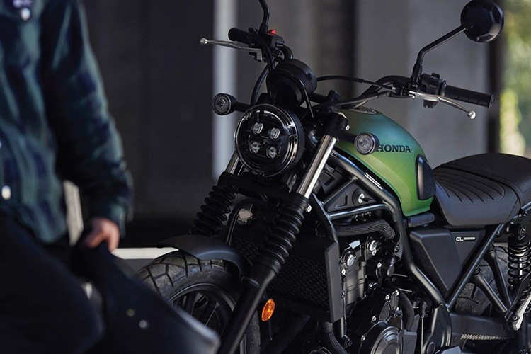 Ngoại hình xe sở hữu kiểu dáng gần giống với “người anh em” Rebel 500, sử dụng khung sườn thép ống kim cương. Các trang bị nổi bật bao gồm đèn pha LED kiểu tròn cổ điển, đèn hậu LED, bình xăng bo tròn với màu nâu mới và ống xả đặt cao.