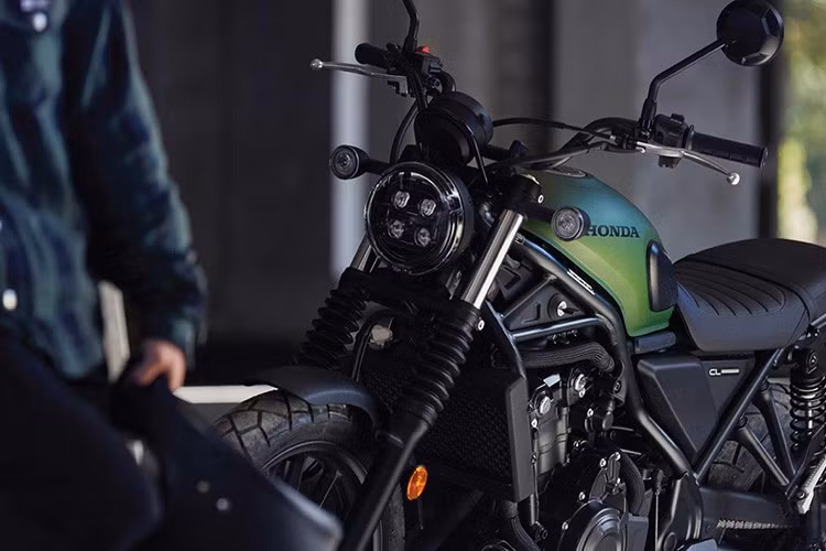 Ngoại hình xe sở hữu kiểu dáng gần giống với “người anh em” Rebel 500, sử dụng khung sườn thép ống kim cương. Các trang bị nổi bật bao gồm đèn pha LED kiểu tròn cổ điển, đèn hậu LED, bình xăng bo tròn với màu nâu mới và ống xả đặt cao.