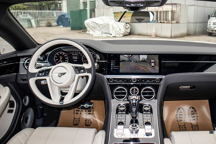 Continental là dòng xe coupe duy nhất của hãng xe sang Anh quốc, kết hợp hài hòa giữa yếu tố sang trọng và hiệu năng. Do đó, không ít tay chơi siêu xe tại Việt Nam chọn dòng xe này để sử dụng, trong đó tay chơi siêu xe Cường Đô la.