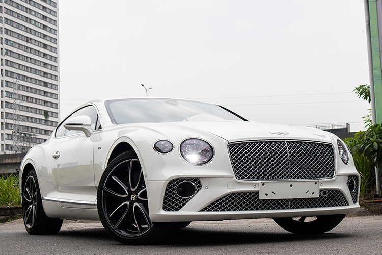 Ngoài chiếc Bentley Continental GT V8 siêu sang này, Trấn Thành cũng đang sở hữu chiếc Rolls-Royce Ghost thế hệ thứ 2 có giá không dưới 35 tỷ đồng, đặt mua qua đại lý chính hãng.