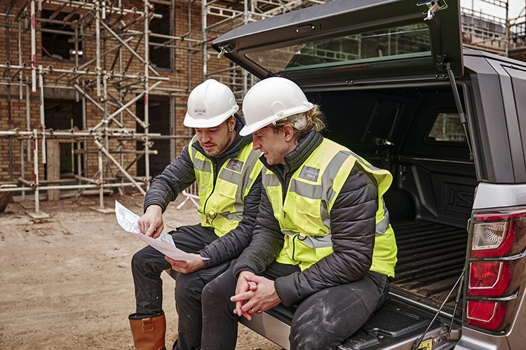 Động cơ kết hợp hộp số tự động và hệ dẫn động 4 bánh với khóa vi sai cầu sau. Đáng chú ý, động cơ 3.0L mạnh mẽ hơn vẫn chưa được phân phối tại thị trường Anh.