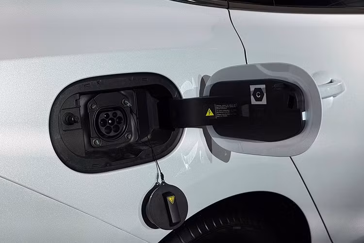 Với chiều dài 4.780 mm, rộng 1.837 mm, cao 1.495 mm và trục cơ sở 2.718 mm, BYD SEAL 5 là mẫu sedan có kích thước ấn tượng nhất trong phân khúc sedan hạng C tại Việt Nam.