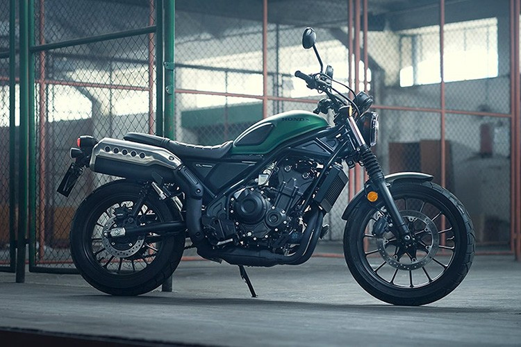 Ngoại hình của Honda CL Street 2025 cũng bắt mắt hơn với màu sơn mới, đồng thời vẫn giữ lại các đặc điểm mang đậm phong cách Scrambler cổ điển như bình xăng hình bầu dục, ống cao su che phuộc trước và ống xả vắt cao. Gác chân được thiết kế lại với kiểu dáng thon gọn hơn...