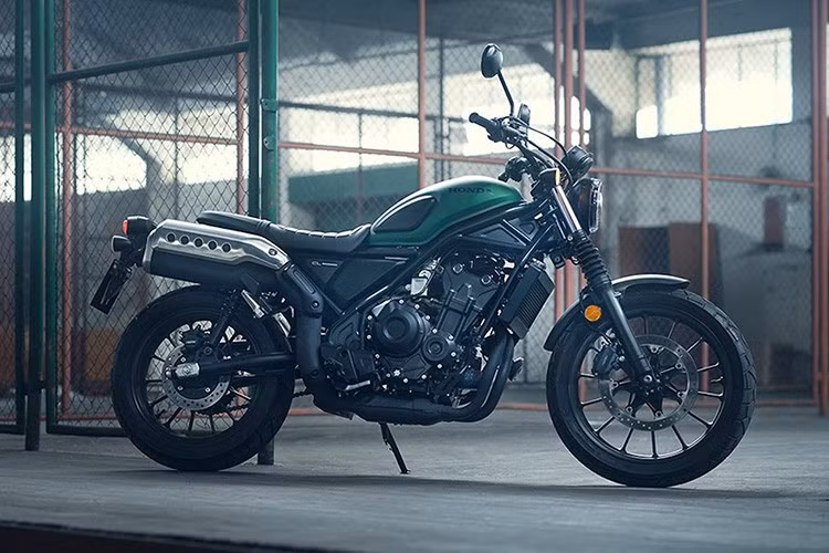 Ngoại hình của Honda CL Street 2025 cũng bắt mắt hơn với màu sơn mới, đồng thời vẫn giữ lại các đặc điểm mang đậm phong cách Scrambler cổ điển như bình xăng hình bầu dục, ống cao su che phuộc trước và ống xả vắt cao. Gác chân được thiết kế lại với kiểu dáng thon gọn hơn...