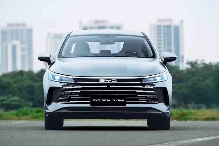 Tại BYD Việt Nam, tất cả mẫu xe đều được hưởng chế độ bảo hành tiêu chuẩn phương tiện 6 năm (tương đương với 150.000 km đầu tiên, tùy điều kiện nào đến trước), mô-tơ điện cùng bộ điều khiển mô-tơ điện và pin lên đến 8 năm (tương đương với 160.000 km đầu tiên, tùy điều kiện nào đến trước).