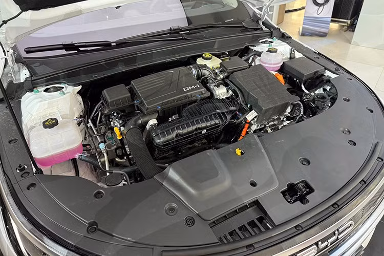 Điểm ấn tượng nhất của BYD SEAL 5 là mức tiêu thụ nhiên liệu, với chỉ 3,8 l/100 km (khi SOC đạt 25%).Về trang bị an toàn. Bên cạnh hệ thống camera 360 độ nhìn xuyên gầm hay 6 túi khí bảo vệ toàn diện.