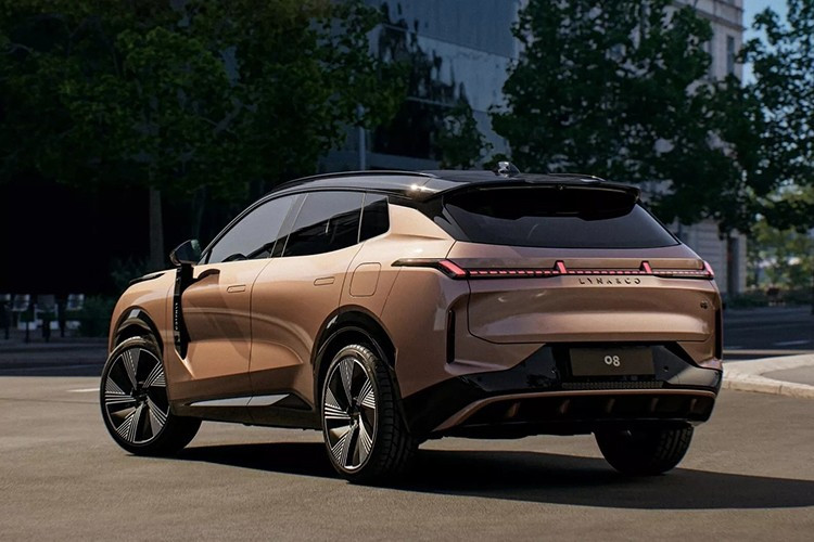 Về an toàn, Lynk &amp; Co 08 EM-P được trang bị loạt hệ thống hỗ trợ lái tiên tiến (ADAS) như giữ làn đường chủ động, ga tự động thích ứng, cảnh báo va chạm sớm, cùng camera quan sát toàn cảnh 540 độ.