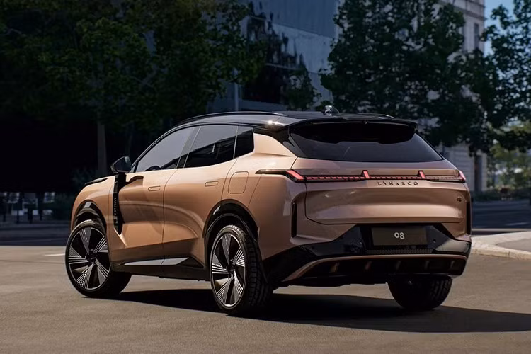 Về an toàn, Lynk &amp; Co 08 EM-P được trang bị loạt hệ thống hỗ trợ lái tiên tiến (ADAS) như giữ làn đường chủ động, ga tự động thích ứng, cảnh báo va chạm sớm, cùng camera quan sát toàn cảnh 540 độ.