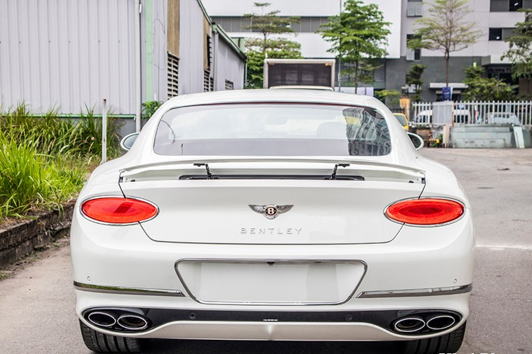 Bên dưới nắp ca-pô chiếc Bentley Continental GT V8 là động cơ V8 tăng áp kép, dung tích 4.0L, sản sinh công suất tối đa 542 mã lực và mô-men xoắn cực đại 770 Nm. Đi kèm với động cơ này là hộp số 8 cấp ly hợp kép PDK, dẫn động 4 bánh toàn thời gian. Xe có khả năng tăng tốc 0-100 km/h trong 4 giây trước khi đạt tốc độ tối đa 318 km/h.