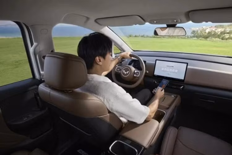 Xe có bảng táp-lô được bố trí gọn gàng với màn hình giải trí trung tâm 12,8 inch, hỗ trợ kết nối điện thoại thông minh và hệ thống thông tin giải trí M-Link của hãng. Phía sau vô-lăng là màn hình điện tử hiển thị đa thông tin với giao diện tương tự nhiều mẫu xe cao cấp hơn của Wuling.