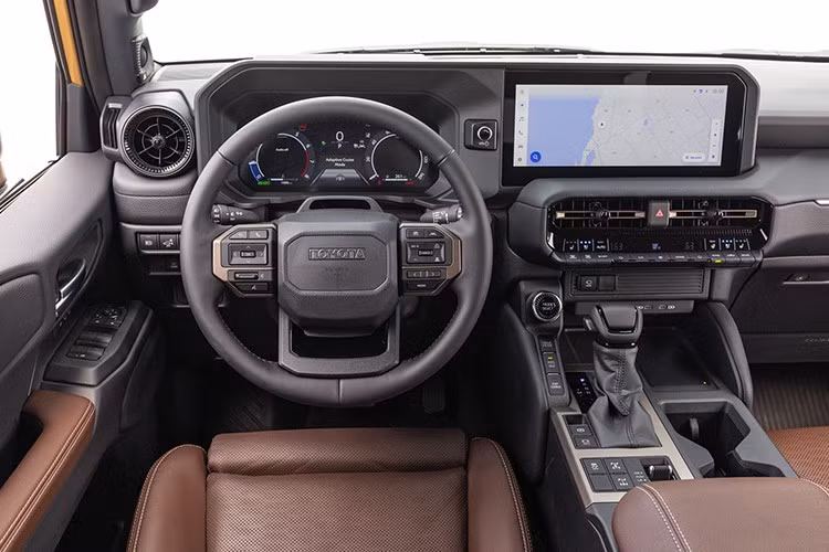 Thiết kế cho thấy một chiếc SUV cỡ nhỏ với cấu hình 5 cửa, dáng xe vuông vức đậm chất việt dã. Cụm đèn LED phía trước, vòm bánh xe dập nổi mạnh mẽ, trụ C to bản và lốp dự phòng gắn trên cửa hậu đều gợi nhắc về FJ Cruiser trước đây. Phần thân xe nổi bật với các ốp nhựa đen không sơn chạy quanh cản trước, hông xe và vòm bánh – chi tiết quen thuộc trên các dòng xe off-road thực thụ.