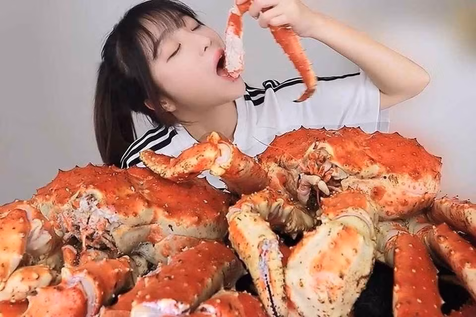 Tzuyang, người được mệnh danh là "YouTuber nổi tiếng nhất Hàn Quốc" đã từng ăn đến 20 cái hamburger, 20 suất mì ramen, 3 kg thịt, 240 miếng sushi và 16 m lòng bò trong 1 video mukbang của mình.