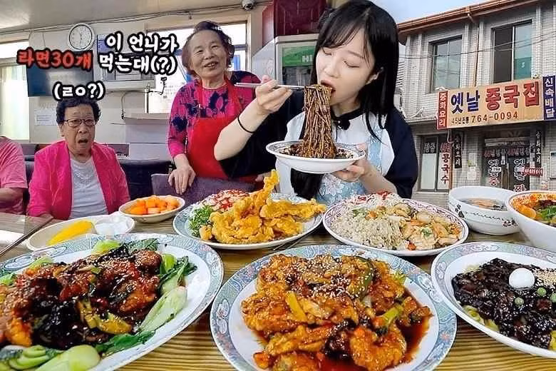 Một lần khác, cô gái lập kỷ lục với 10 m bánh gạo Hàn Quốc, 100 con tôm, 200 con hàu, 140 xiên thịt cừu nướng.