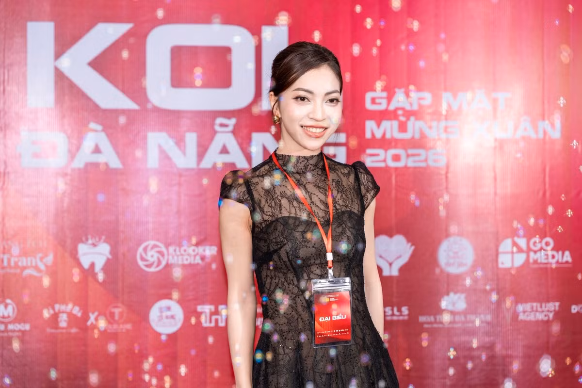 Mới đây, Nhật Lê xuất hiện với vai trò đại biểu trong buổi gặp mặt các KOL Đà Nẵng - sự kiện do Phòng An ninh mạng và phòng, chống tội phạm sử dụng công nghệ cao Công an thành phố Đà Nẵng tổ chức. Nhan sắc của cô nàng nhanh chóng thu hút sự chú ý bởi có nhiều sự thay đổi so với trước đây.