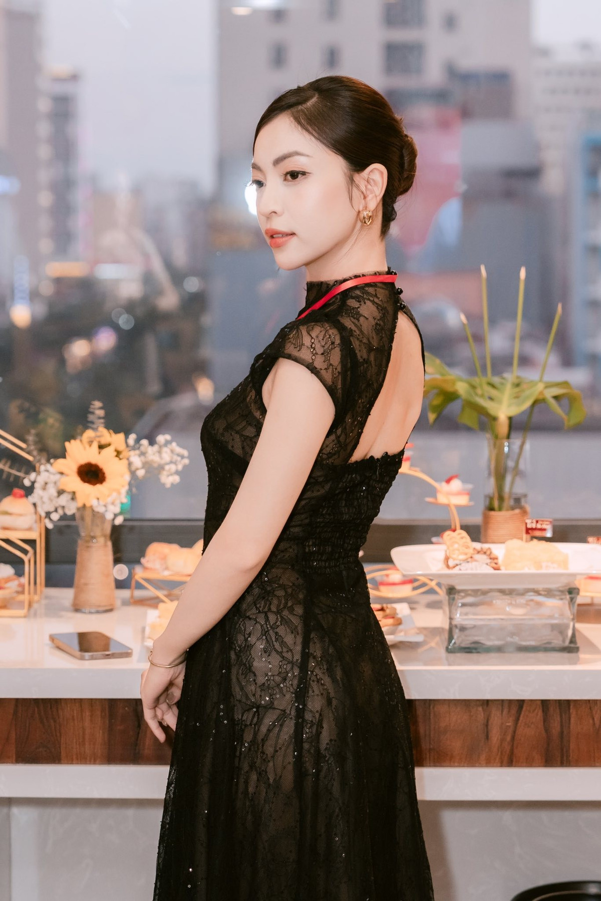 Nhật Lê được nhận xét là gầy đi trông thấy, từ gương mặt đến vóc dáng đều nhỏ nhắn, khác hẳn thời điểm mới nổi tiếng.