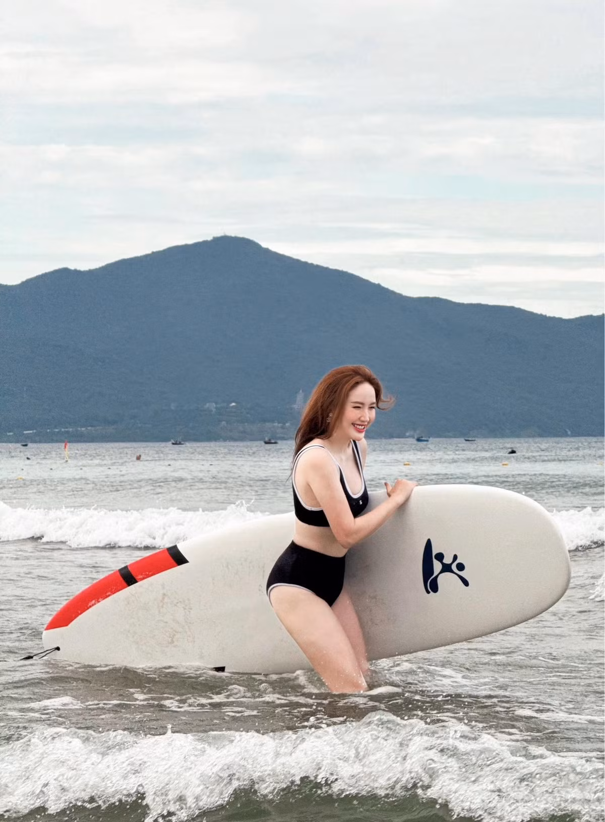 Theo lời nữ ca sĩ, thời gian gần đây làn da của Bảo THy trở nên rám nắng là do thường xuyên chụp ảnh vào buổi trưa - thời điểm nắng gắt.