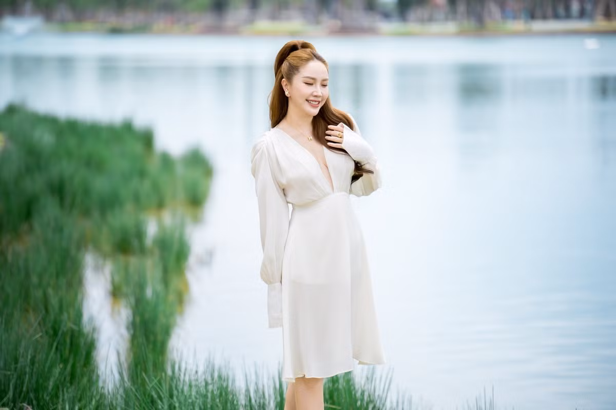 Trên trang cá nhân, Bảo Thy cũng nhiều lần đăng tải hình ảnh của bản thân trong các chuyến du lịch. Mỗi lần xuất hiện, cô đều nhận được sự quan tâm lớn nhờ gu thời trang tinh tế và vóc dáng gọn gàng. Việc thường xuyên chia sẻ hình ảnh đời thường cho thấy nữ ca sĩ đang tận hưởng cuộc sống cân bằng, viên mãn sau thời gian dài dành trọn cho gia đình. Ảnh sử dụng trong bài: FBNV