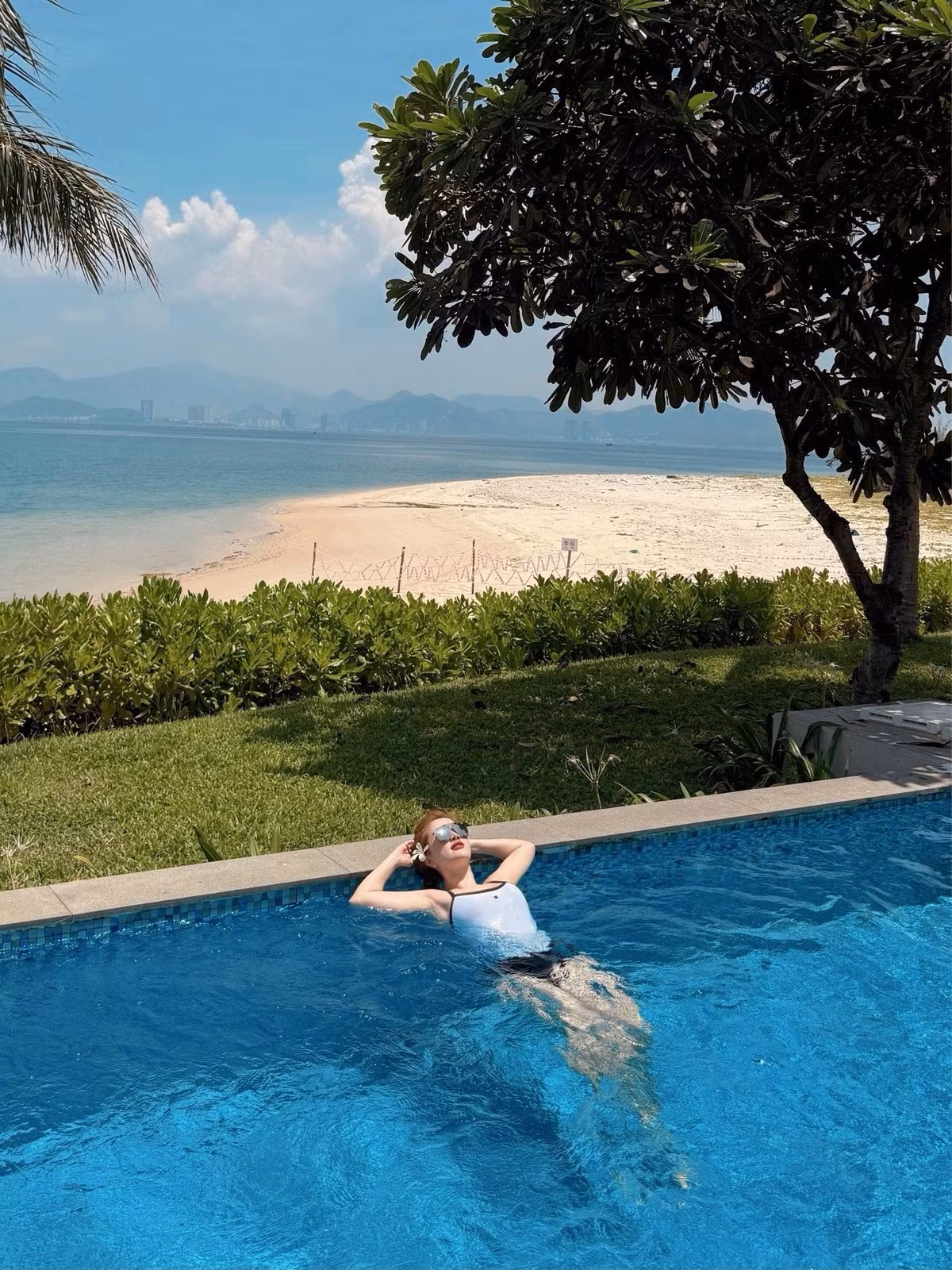 Nhan sắc ngọt ngào, cuốn hút cùng thần thái tự tin của nữ ca sĩ nhanh chóng nhận về "cơn mưa" lời khen từ khán giả.